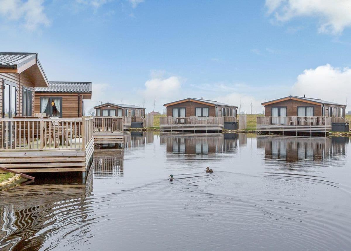 Woodland Lakes Lodges Thirsk Exterior photo