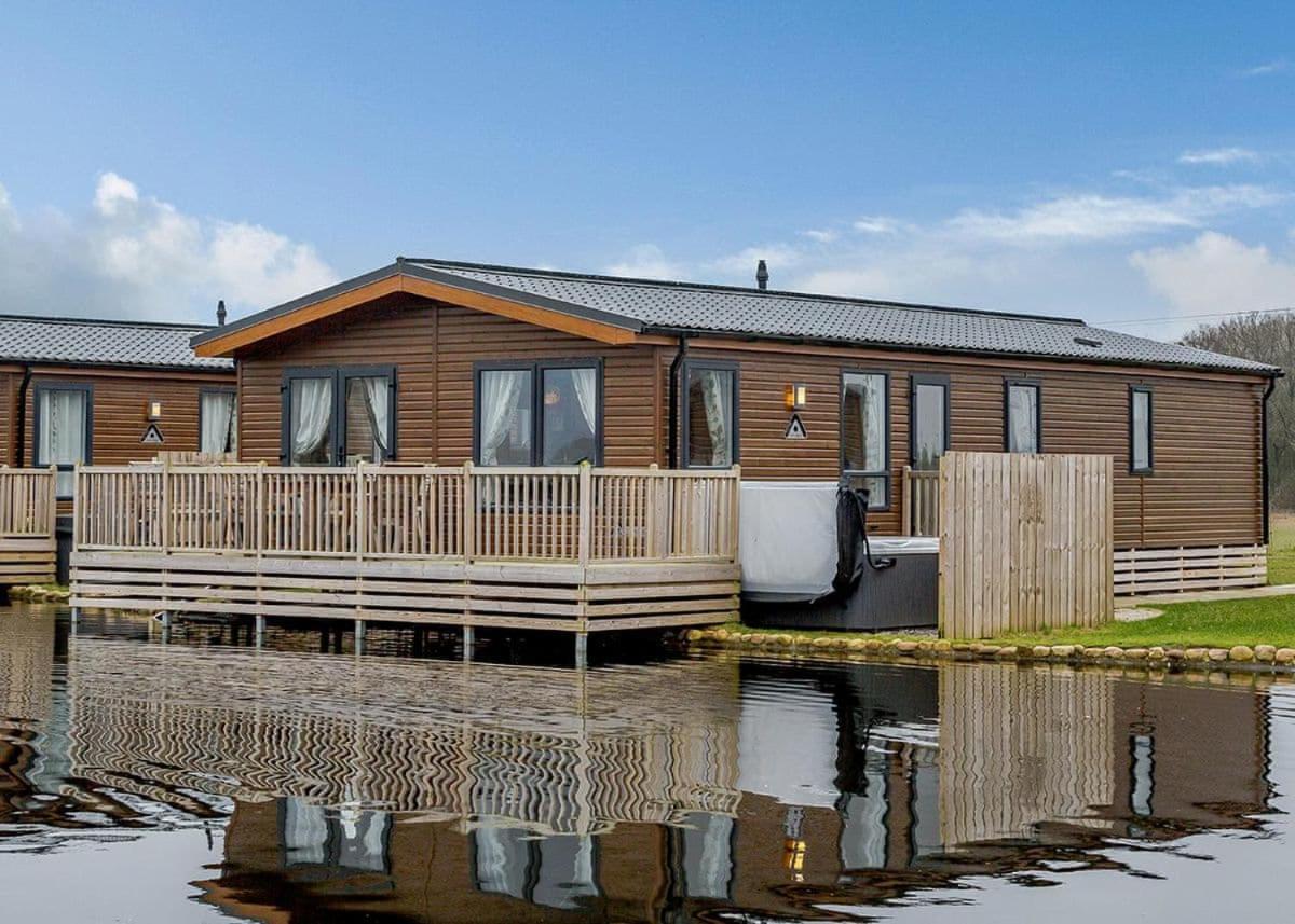Woodland Lakes Lodges Thirsk Exterior photo